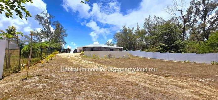 Unfurnished house of 290m² on a leasehold land of 680 toises with private access to the sea  at Poste Lafayette