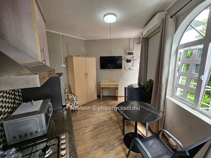 Freshly renovated 1-bedroom studio within walking distance of the beach