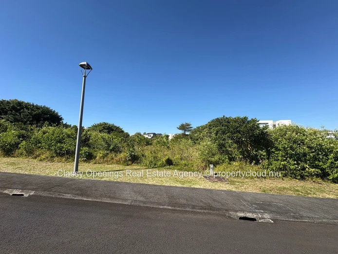 Sunny 576m² Roadside Plot in Highlands - Near Shops & School