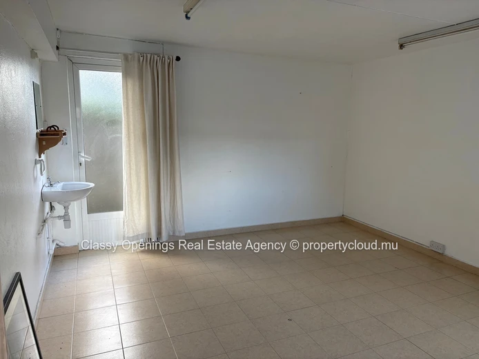 Charming 5-Bed Villa with Fireplace & Garage in Curepipe