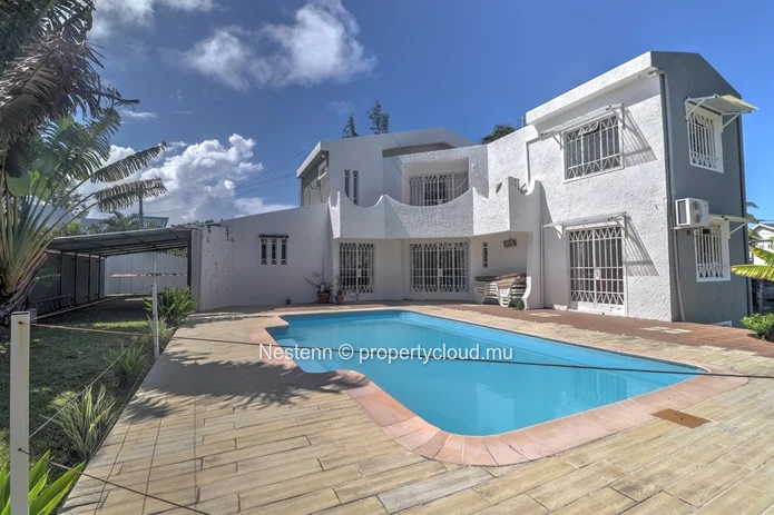 Charming 4-Bedroom Family Home with Pool – Walking Distance to Blue Bay Beach