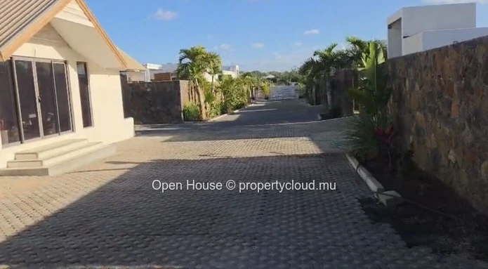 PDS villa for sale in Grand Baie - 435m² of living space - 4 bedrooms including 1 independent apartment - 855m² plot ...