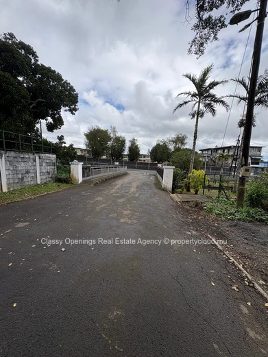 570 m² Walled Lot in Eau Coulée — Quiet Street, Near Bus, Schools & Shops