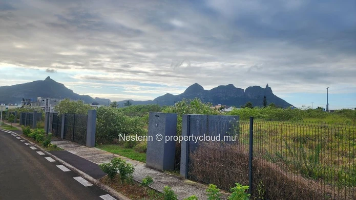 Terrain à vendre à l'Avenir, 581,12 m² clôturé avec vue sur la montagne, proche des écoles, des arrêts de bus, du gol...