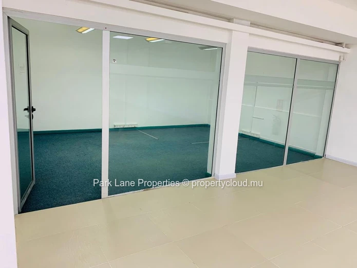 Batiment commercial avec retour locatif stratégiquement situé à Phoenix