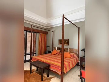 6 Bedroom Villa