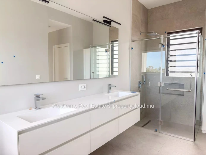 TAMARIN - Penthouse for sale with 3 bedrooms and a spacious area of 333 m²