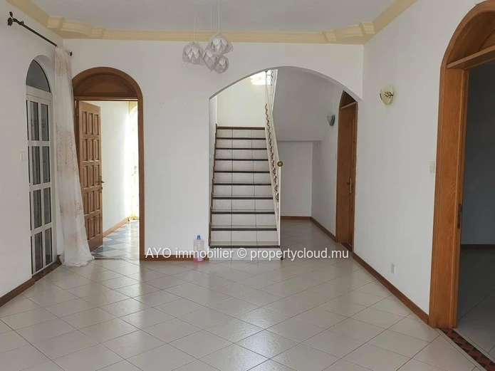 Maison non meublée de 4 chambres dans un paisible morcellement à Mon Choisy-proche plage