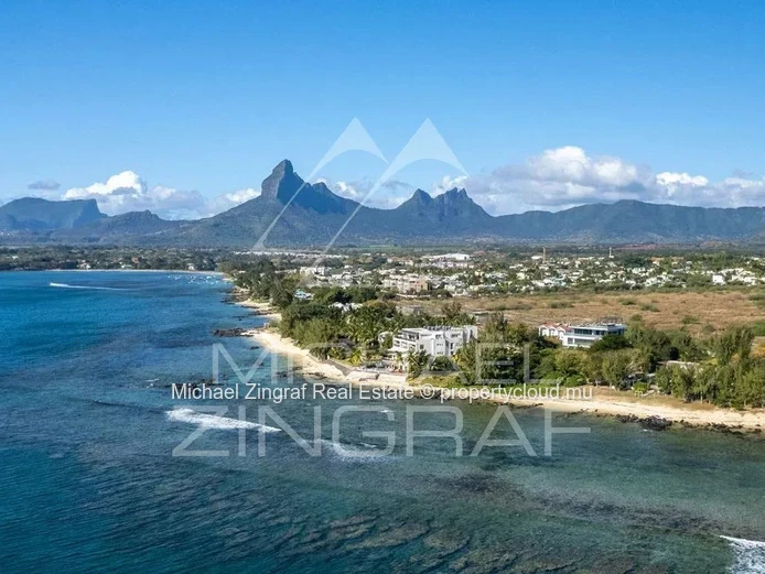 Mauritius – Elegant 3-Bedroom Beachfront Apartment in Tamarin