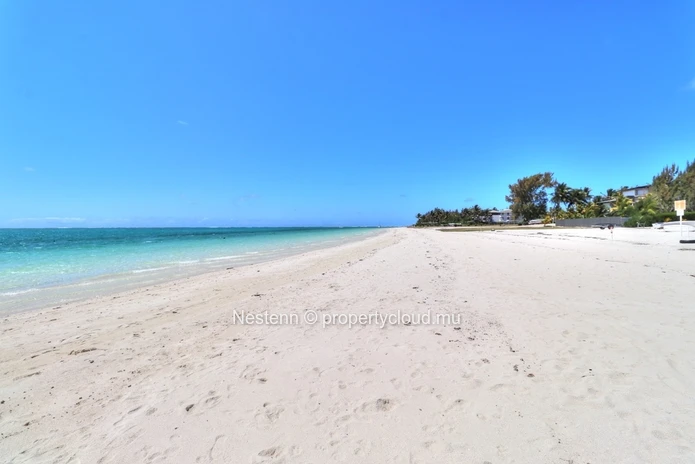Appartement moderne de 3 chambres avec jardin et accès privé à la plage. 