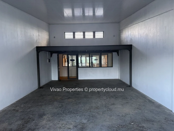 Local commercial à vendre à Calebasses, Terre Rouge, 97m², 3 parkings, prix Rs.