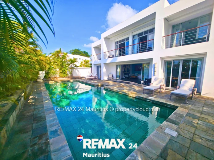 Prestigieuse villa de 300 m², 3 chambre à Pointe aux Canonniers | Piscine & Accès Plage Privé