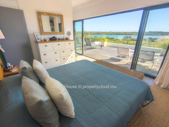 Luxurious penthouse facing the sea in the heart of a prestigious estate. 3 bedrooms, Master suite. Pool and restauran...