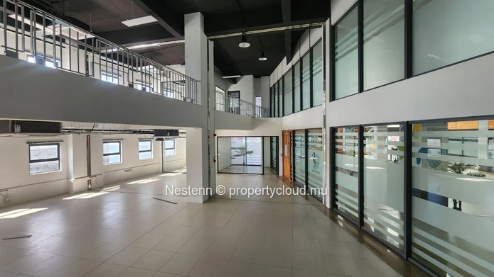 Bureau moderne de 292 m² à Phoenix, avec 6 places de parking, ascenseur privé, groupe électrogène, parking sécurisé e...