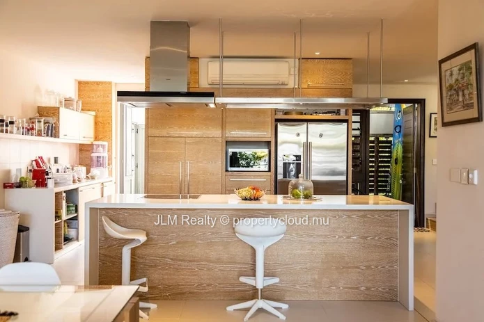 Magnifique Duplex avec ponton privé à vendre dans la Marina de Rivière Noire, Ile Maurice