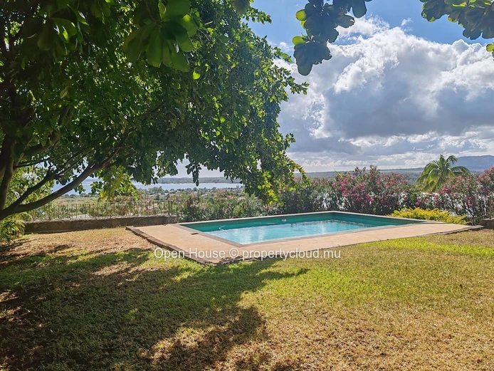 MAURITIAN VILLA for sale in Tamarin, Black River. 390m², 4 bedrooms, private pool, equipped kitchen, garden. 
