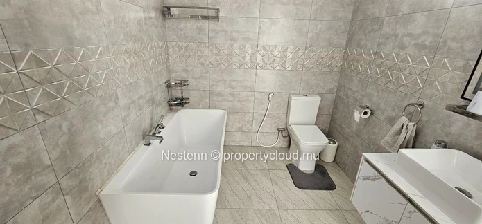 Well-located 4-bedroom house with garage & terraces