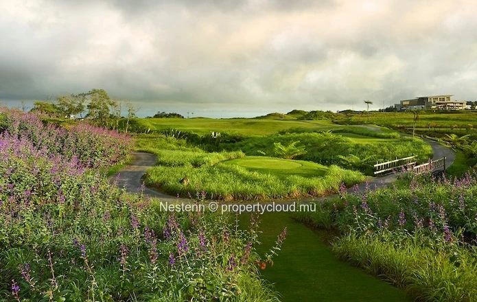 Residential land of 2293 m2 on golf course with sea and mountain views