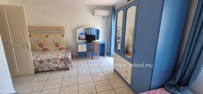 Spacieux triplex meublé de 3 chambres avec jardin privé à Flic en Flac – Ile Maurice
