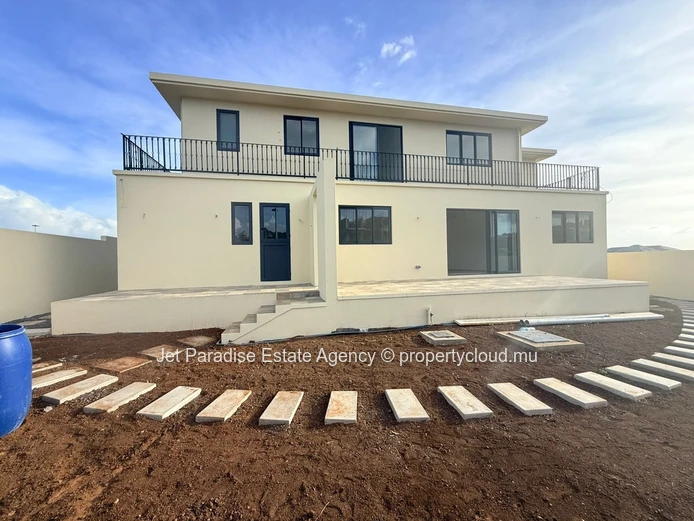 Villa Moderne de 4 Chambres dans un Domaine Sécurisé 