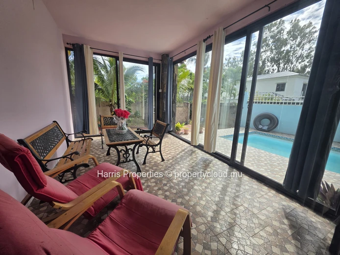 Nice ground floor apartment for rent in Bain Bœuf 