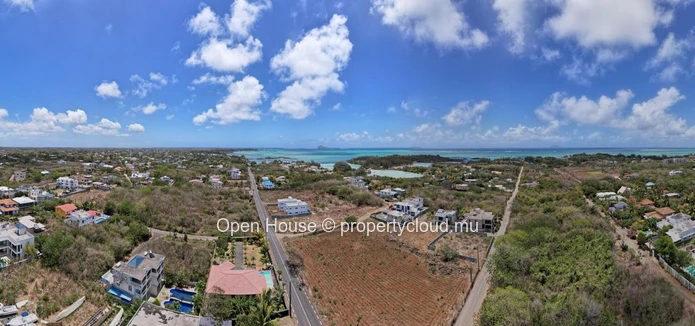 Local Market - Stylish 2 Bedroom Apartment with Communal Pool in Calodyne.