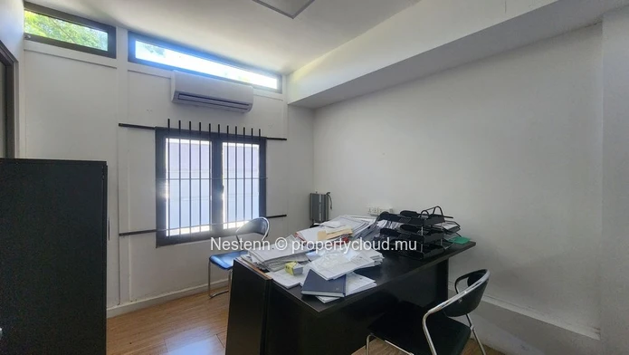 Spacious duplex office of 200 m² close to amenities
