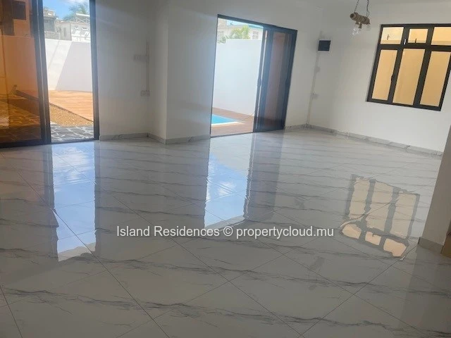 Maison nouvellement construite avec 4 chambres et piscine dans un quartier residentiel prisé