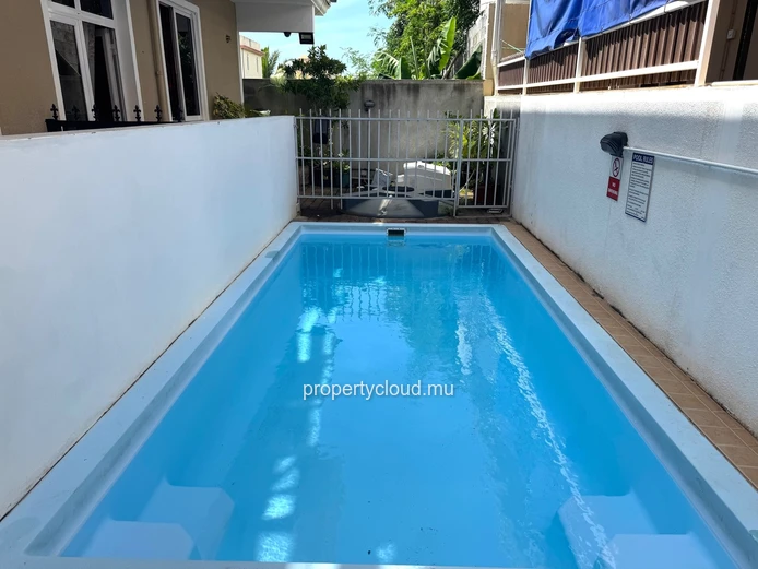  Flic en Flac, 2-bedroom apartment for rent with unobstructed views, communal swimming pool and 1 parking space.