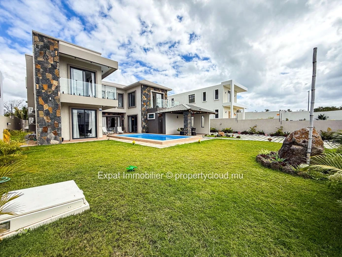 Exceptional Villa With Generous Spaces – Péreybère