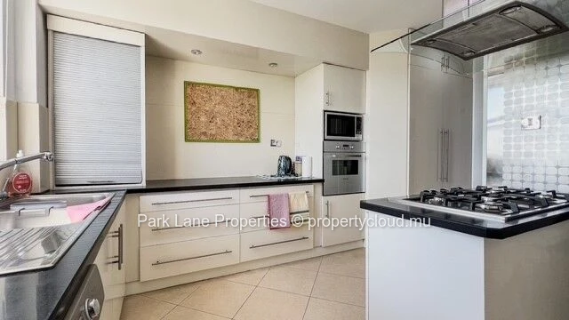 Superbe appartement moderne de 330 m² avec vue imprenable sur la montagne et la mer