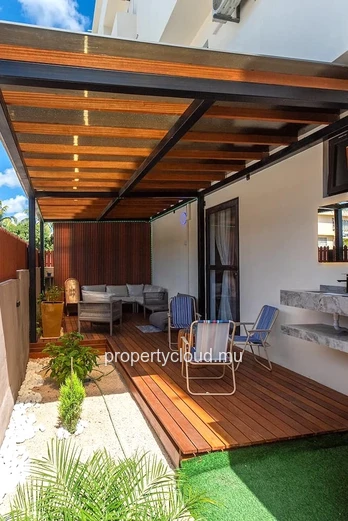 Flic-en-Flac, Mauritius: Magnificent, recently built 2-bedroom apartment with a large terrace, swimming pool, and jus...