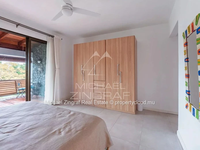Élégant duplex meublé de 3 chambres en suite avec jardin – Rivière Noire
