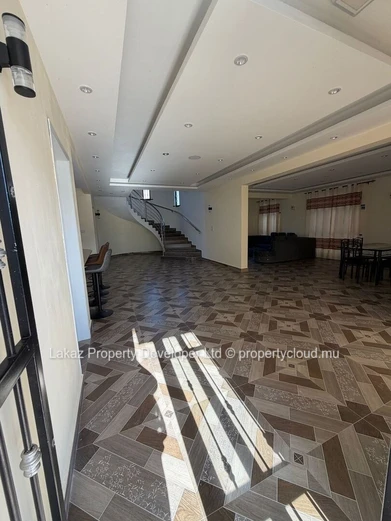 Maison meublée 4 chambres avec piscine à louer à Calodyne