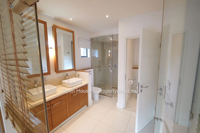 Luxurious Waterfront Villa with Private Pool in Rivière Noire - Black River Area - 237m² living space - Boat Garage -...