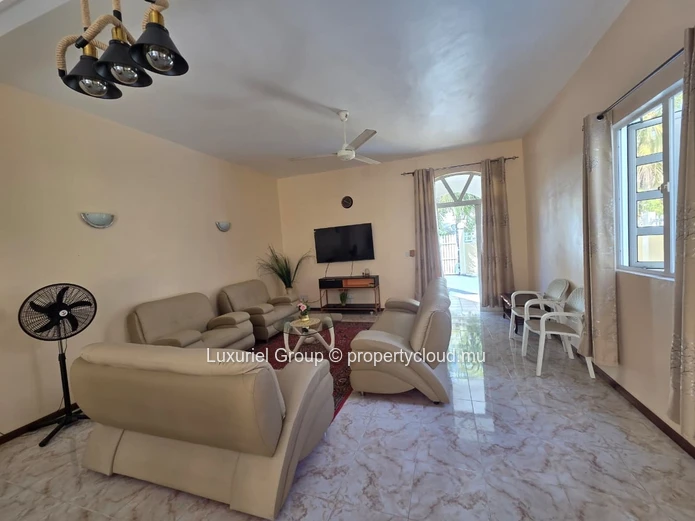 Elegant 300 m² Fully Furnished Villa in Pereybere