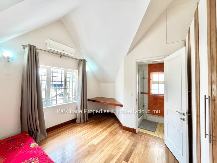 Maison familiale spacieuse de 4 chambres à Quatre Bornes