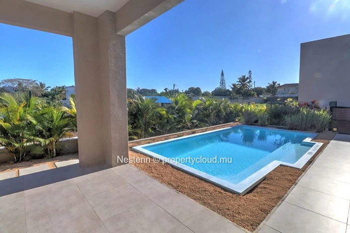 Découvrez cette Magnifique Maison Neuve avec Piscine Privée