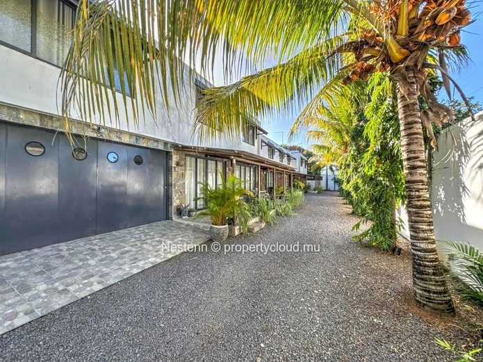 Exceptional 4-duplex complex