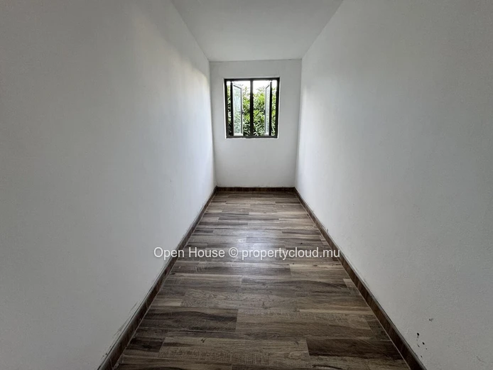 418 m² office for rent in The Vale