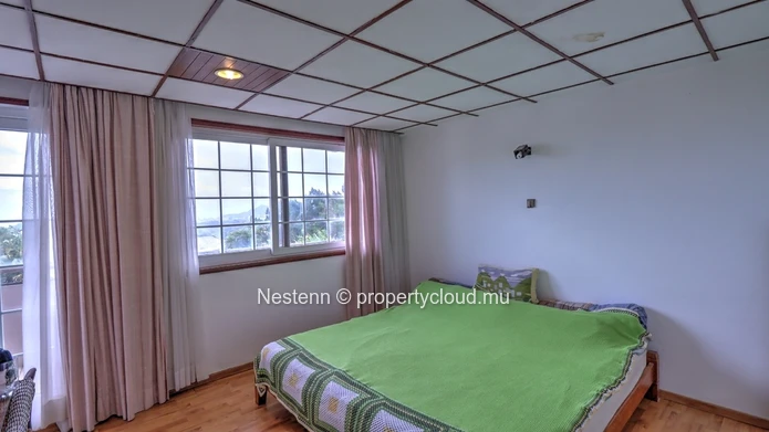 4-bedroom villa with a 2110m² garden, private pool, rustic and modern charm