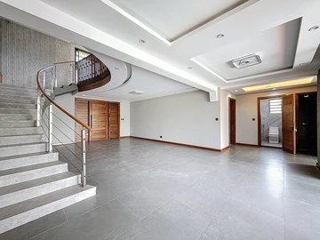 6 Bedroom House