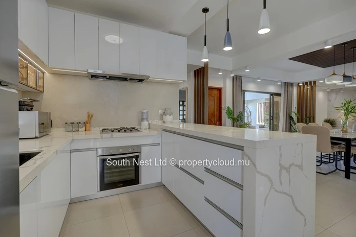 Beautiful villa of 4 bedrooms close to the beach