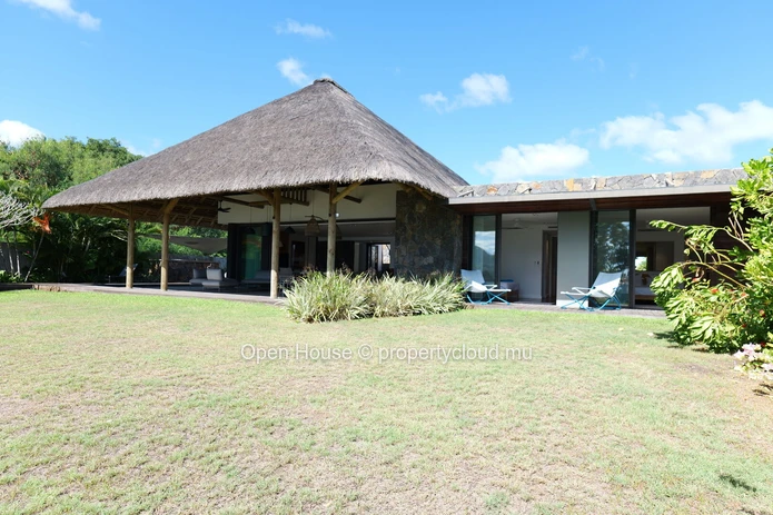 Villa pieds dans l'eau de 280 m² à vendre à Rivière Noire