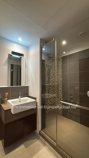 Vue imprenable sur l’océan depuis ce luxueux appartement de 3 chambres en suite au premier etage , entièrement meublé...