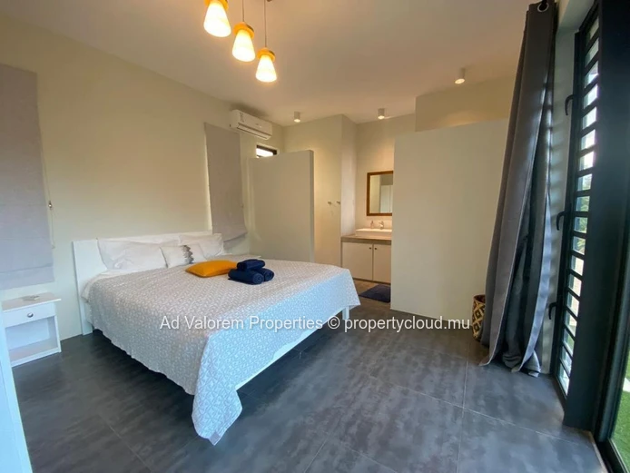 À vendre, magnifique propriété avec 2 maisons et piscine dans L'Ouest.