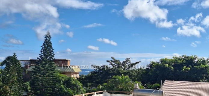 Appartement R+2 à vendre à Tamarin, 195m², 3 chambres, piscine commune, vue montagne, meublé, climatisé. 390 000 €.