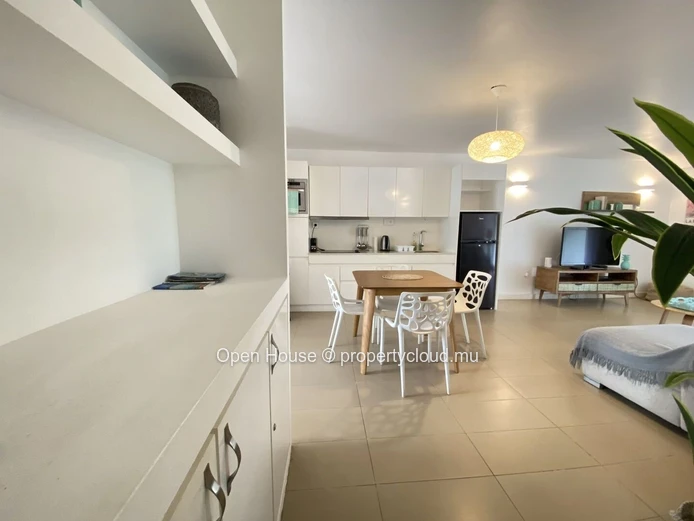 À vendre : Appartement R+2 - meublé, climatisé, cuisine équipée, dressing, terrasse 30m². Piscine commune, jardin, pa...