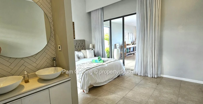 Stunning beach front apartment with two suites