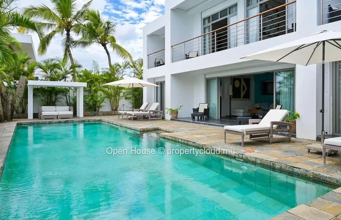 Contemporary villa facing the sea, with beach access, 3 ensuite bedrooms, swimming pool, and gym.